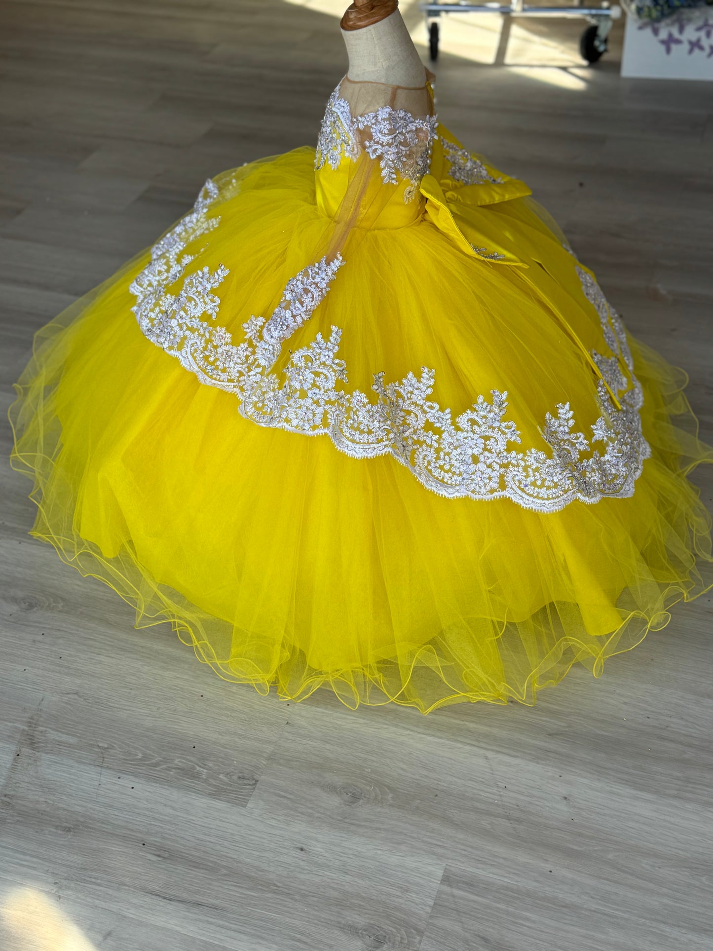 In. Lisbeth Yellow