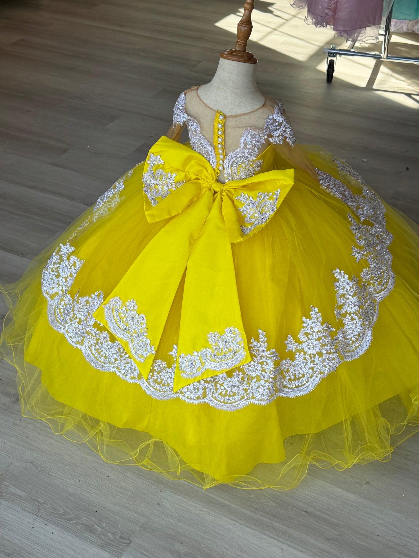 In. Lisbeth Yellow